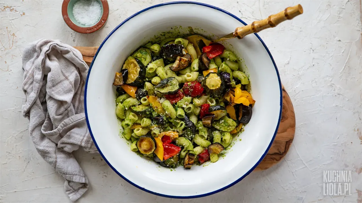 Sałatka makaronowa z grillowanymi warzywami i pesto z rukoli